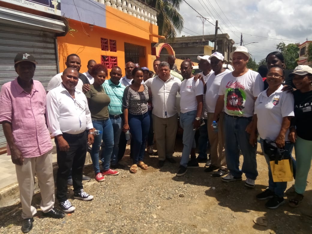 El alcalde del distrito municipal de La Victoria, Miguel Antonio Saviñón (El Gringo) llega a los barrios a llevar soluciones
